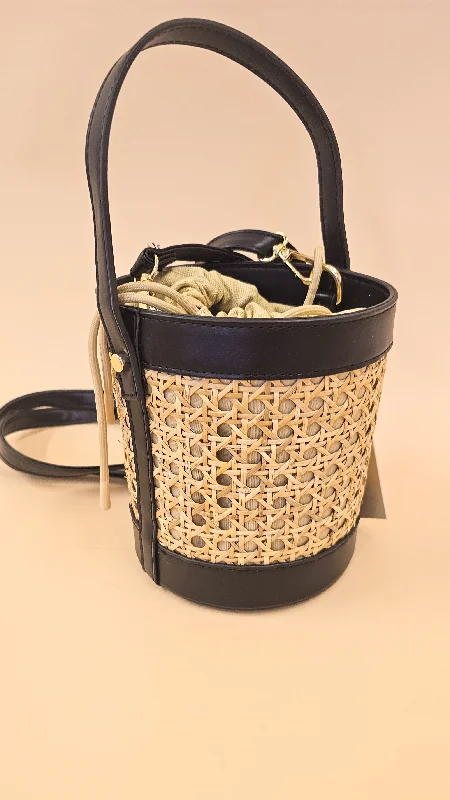 Handle bags with lightweight fabric for ease -Straw Bucket Bag- Black