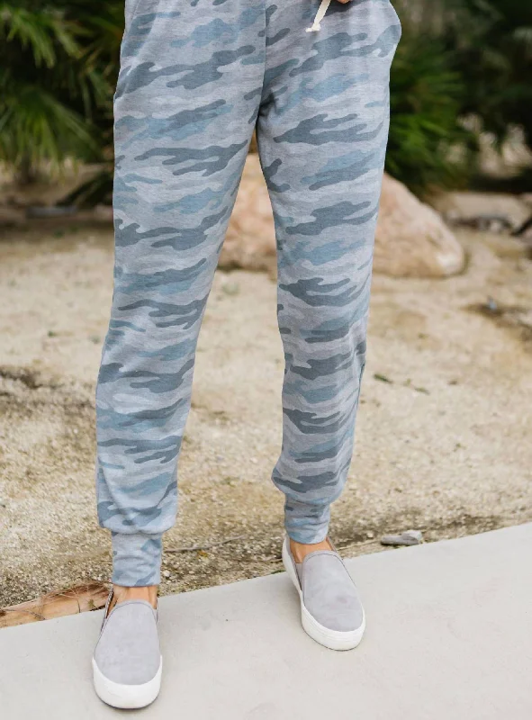 Stretchy knit tight trousers for women with soft fabric and relaxed fit -Jogger In Blue Camo